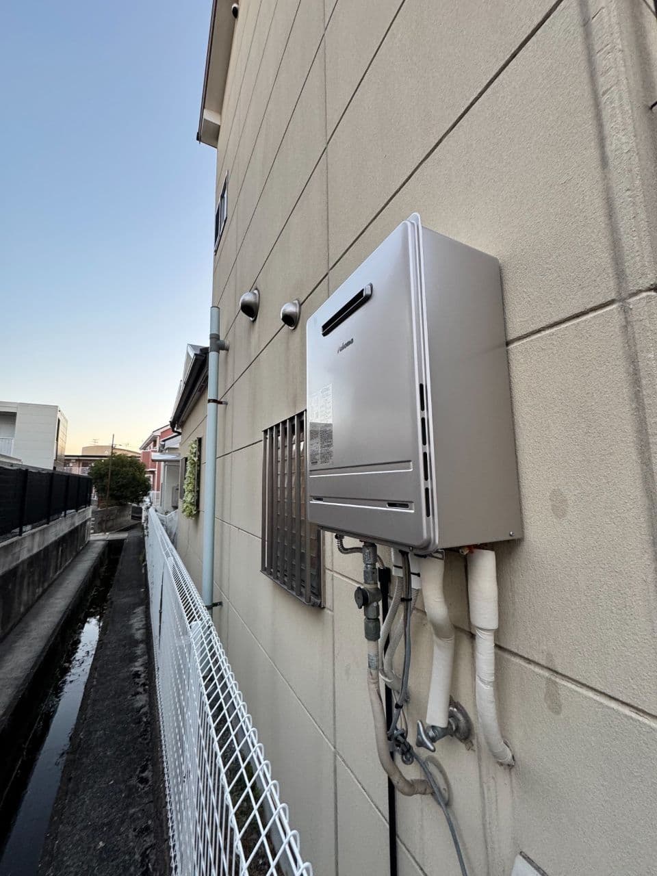 外壁に設置されたガス給湯器